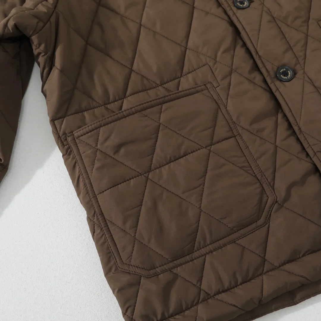 P370 #R50 Ralph Lauren/Ralph Lauren classic old money style workwear rhombus retro cotton jacket. Inspired by retro workwear, it reshapes the contemporary British style. Imported machine-pressed diamond quilting technology, every quilting line is accurately aligned, and the details are full of ingenuity; three-dimensional tailoring creates a neat H-shaped silhouette, and it can still remain light and straight when worn in multiple layers in autumn and winter. Customized metal buttons, low-key embellished textured corduroy lapel design, full of retro atmosphere, 37.5° temperature control black technology, breathable and moisture-proof, locks in temperature and sweat, waterproof and snow-proof fabric, no fear of bad weather, anti-run cotton patented technology, warm and soft, long-wearing without deformation, five high-end colors: navy | khaki | black | green | brown, easily suitable for commuting, leisure, and travel. Wearing one piece gives off a calm temperament of "old money style", and you can have both style and warmth in low-temperature weather.  Color: Navy blue, black, khaki, military green, brown Size: S M L